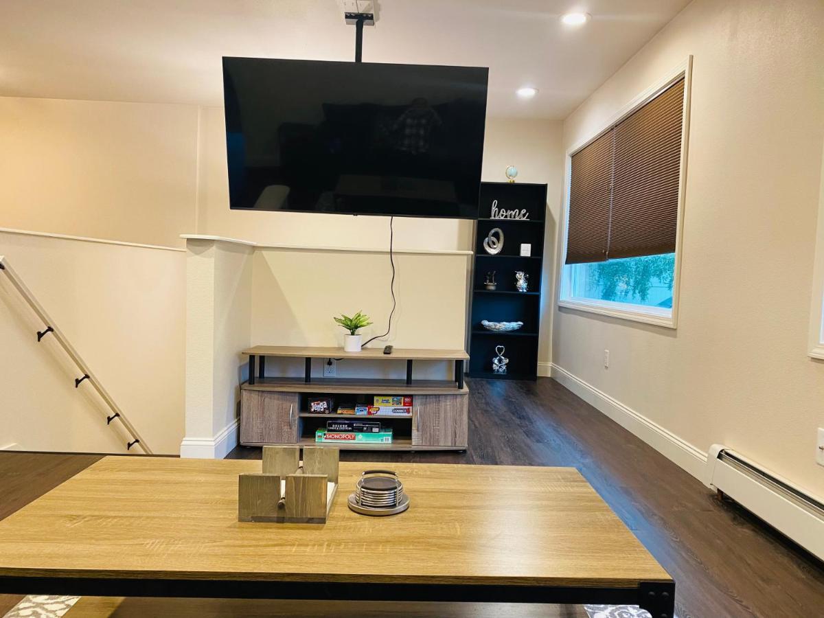 Beautiful 2 Bedroom 1 Bath Apartment With Private Garage Anchorage Buitenkant foto